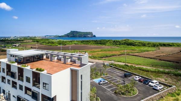 A la foto es mostra l'objecte Thira Hotel situat a la ciutat de Pangdu-dong.