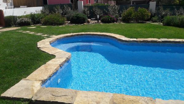 Na zdjęciu widoczny jest obiekt Cosy Country House położony w mieście Alcaria.