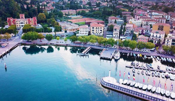 På billedet ses objektet La Vittoria Boutique Hotel beliggende i byen Garda.