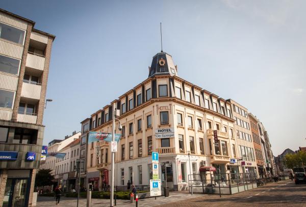 照片显示了位于Puivelde市的Hotel De Spiegel物件。