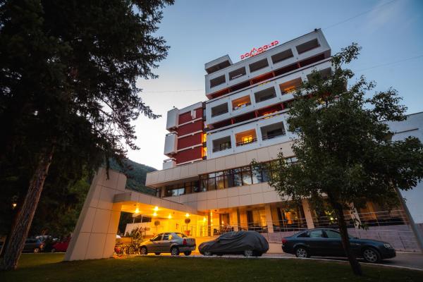 Na fotografii je vidět objekt Hotel Domogled nacházející se ve městě Băile Herculane.