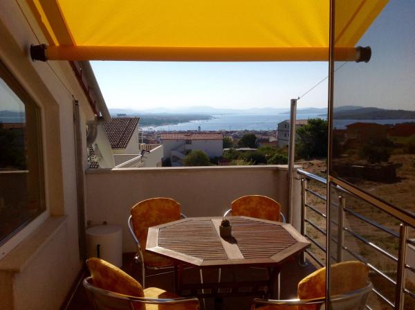 A la foto es mostra l'objecte Panorama situat a la ciutat de Vodice.