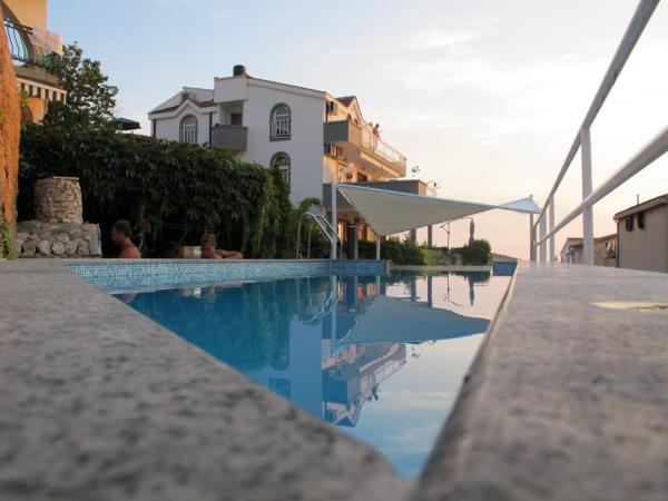 A la foto es mostra l'objecte Apartments Marić situat a la ciutat de Primošten.