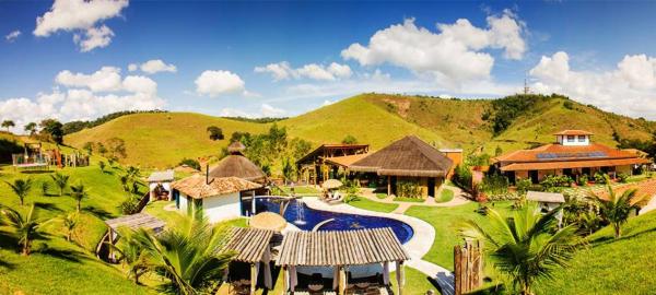 The photo shows the Hotel Fazenda Cheiro Verde located in the city of Mercês.