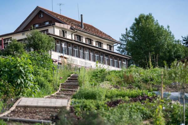 Na fotografii je vidět objekt Kräuterhotel Edelweiss nacházející se ve městě Immensee.