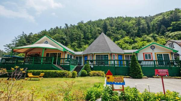 Na fotografii je vidět objekt Charm Pension nacházející se ve městě Samgŏ-ri.
