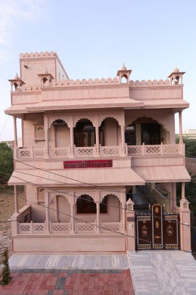 A la foto es mostra l'objecte Harsidhi Haveli situat a la ciutat de Udāsar.