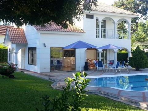 Casa Chalet En El Imperio - Carmen Apicala