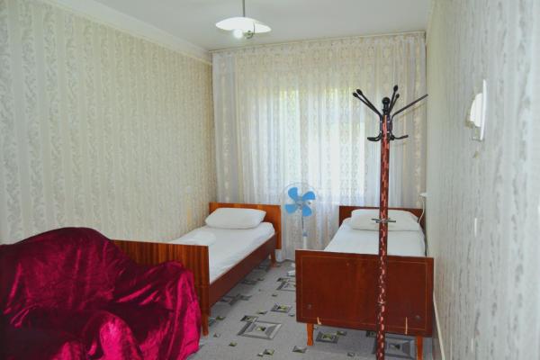 A la foto es mostra l'objecte Osh Guesthouse situat a la ciutat de Nariman.