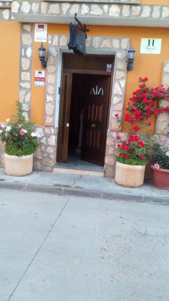 A la foto es mostra l'objecte Hostal Cañamares situat a la ciutat de Priego.