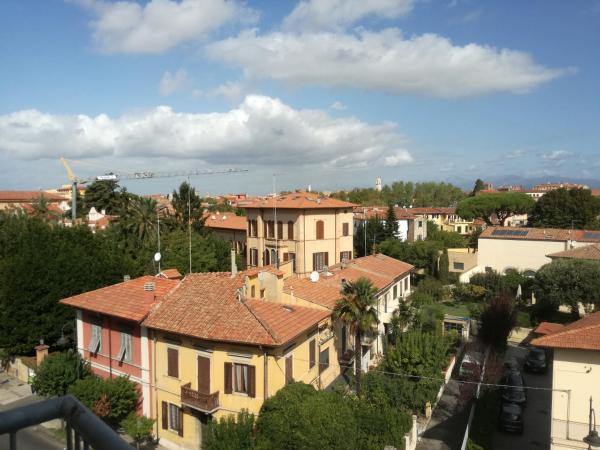 Na foto é possível ver o objeto Treehouse localizado na cidade de Pisa.