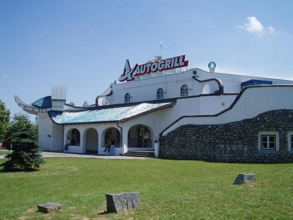 The photo shows the Seminarhotel Göttlesbrunn located in the city of Maria Ellend.