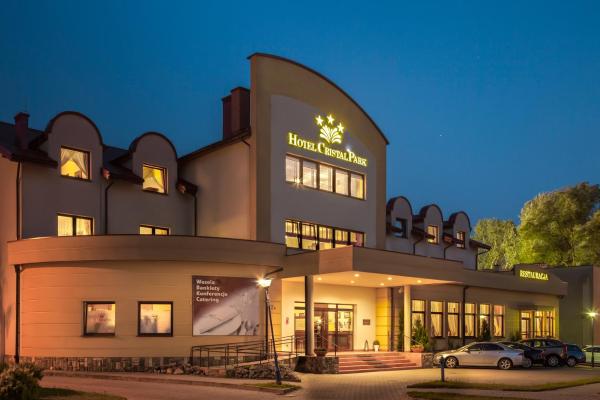 Na zdjęciu widoczny jest obiekt Hotel Cristal Park położony w mieście Żabno.