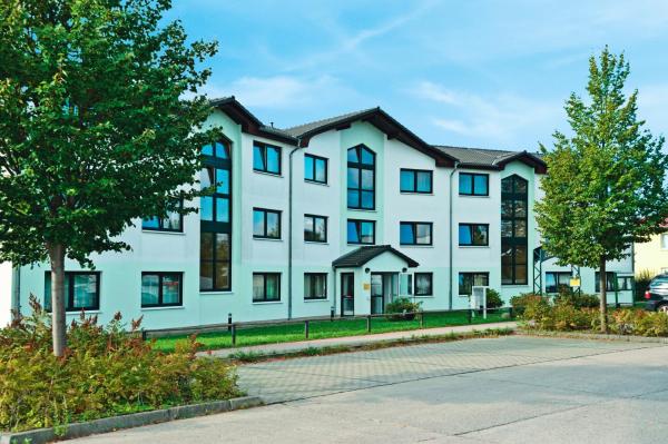 Na zdjęciu widoczny jest obiekt Hotel Zum Grünen Tor położony w mieście Hoppegarten.