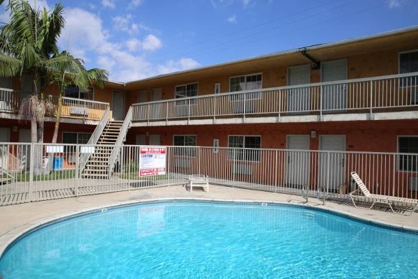 A la foto es mostra l'objecte Chateau Inn & Suites situat a la ciutat de Downey.
