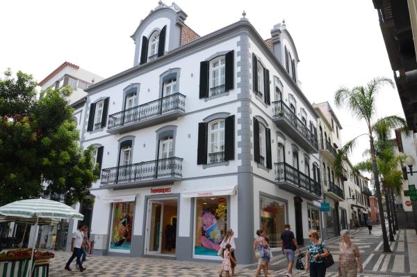 Na foto é possível ver o objeto Edifício Charles 203 localizado na cidade de Funchal.