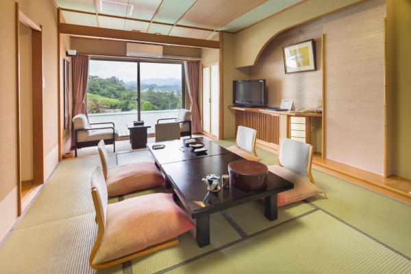 A la foto es mostra l'objecte Dogashima Onsen Hotel situat a la ciutat de Tago.