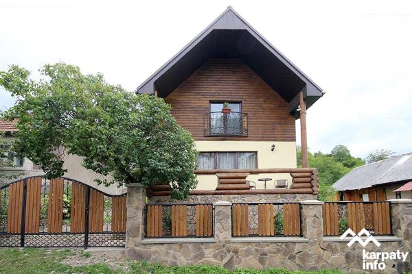 På bildet vises objektet EcoLodge som ligger i byen Novoselitsa.