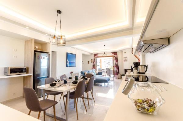A la foto es mostra l'objecte Leo - Unique Glyfada Apartment situat a la ciutat de Atenes.