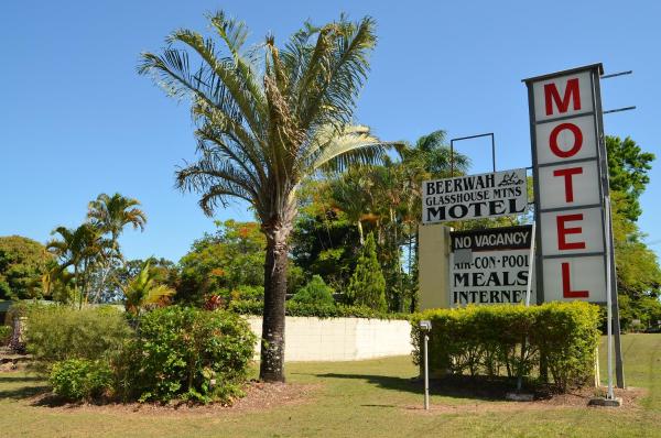 The photo shows the Beerwah Glasshouse Motel located in the city of Beerwah.
