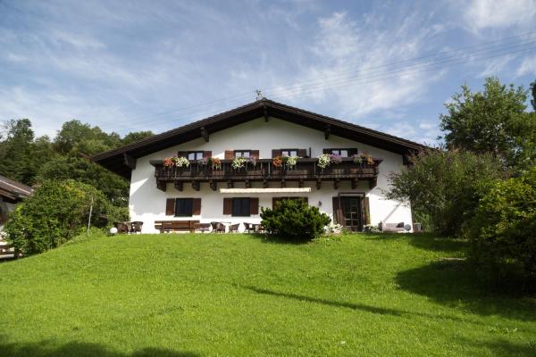 På bilden syns objektet Berg Blick Jugendherberge mit Privatzimmer som ligger i staden Großweil.