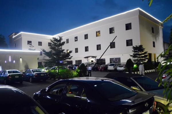 На фото показан объект DEL HOTEL and SUITES, расположенный в городе Cardoso.