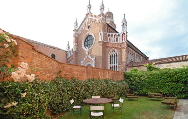 A la foto es mostra l'objecte Casa Contarini situat a la ciutat de Venècia.