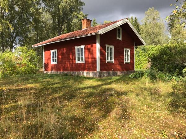 照片显示了位于Enköping市的Oxelbacka cottage物件。