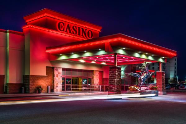 写真にはカルガリー市にあるDeerfoot Inn and Casinoが写っています。