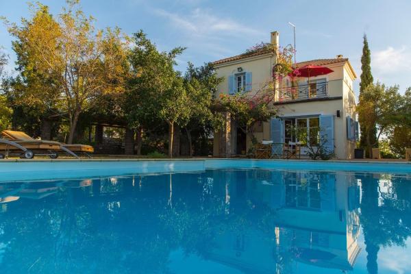 A la foto es mostra l'objecte Sea View Pool Villa with Independent Guest house situat a la ciutat de Tzíkidhes.