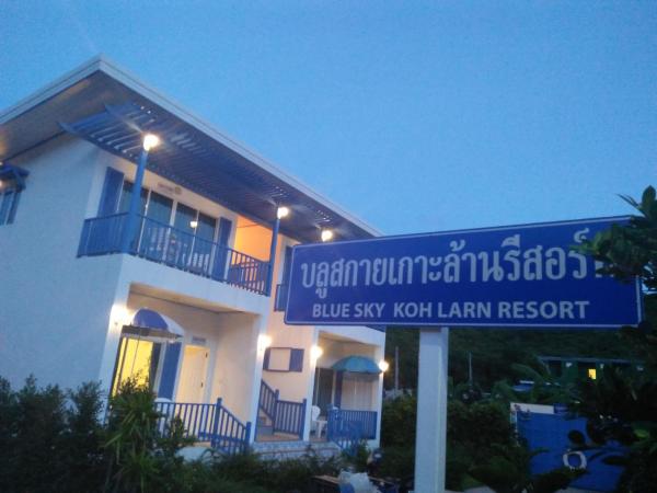 Na fotografii je vidět objekt Blue sky Koh larn Resort nacházející se ve městě Ko Larn.