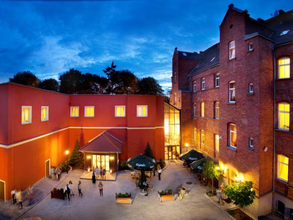 The photo shows the Hotel Jakub Sobieski located in the city of Oława.
