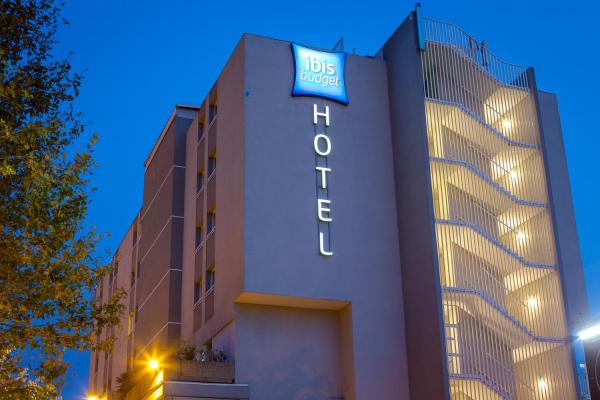 A la foto es mostra l'objecte Ibis Budget Fréjus St Raphaël centre plages gare TGV situat a la ciutat de Fréjus.