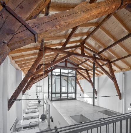 Na fotografii je vidět objekt Albergue Santiago Apostol nacházející se ve městě Logroño.