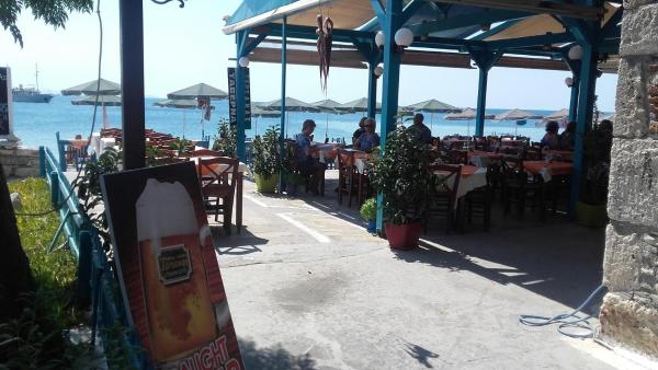 The photo shows the Hotel Tarsanas located in the city of Pythagoreio.