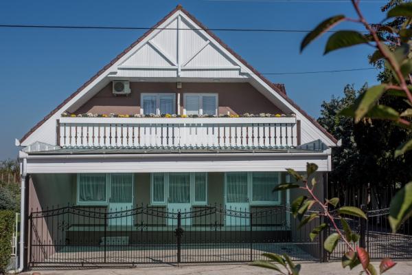 Na zdjęciu widoczny jest obiekt Nefelejcs Vendégház położony w mieście Kóka.