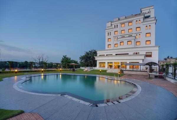A la foto es mostra l'objecte Royal Sarovar Portico Siliguri situat a la ciutat de Siliguri.