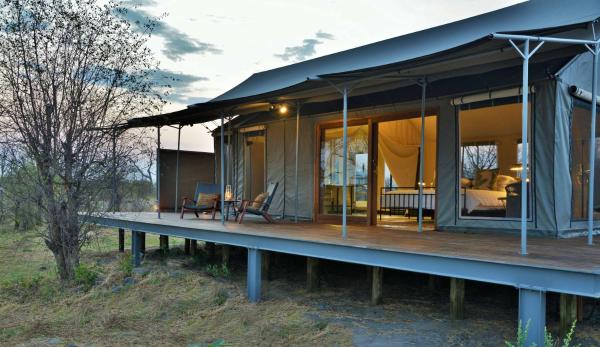 På bildet vises objektet Nogatsaa Pans Chobe Lodge som ligger i byen Kasane.