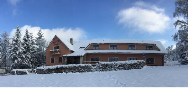 På billedet ses objektet Hotel Sirákov beliggende i byen Prlov.