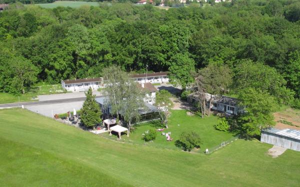 Na zdjęciu widoczny jest obiekt Relais de l'Aérodrome położony w mieście Vich.