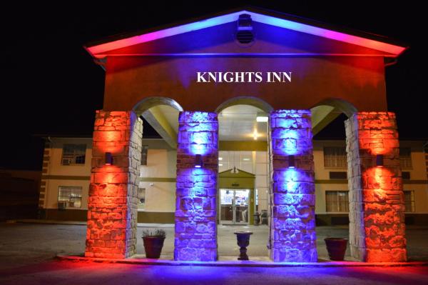 Na foto é possível ver o objeto Knights Inn Greenville localizado na cidade de Celeste.