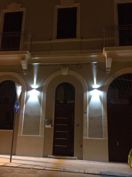 Na zdjęciu widoczny jest obiekt L'arco di porta Lecce położony w mieście Brindisi.