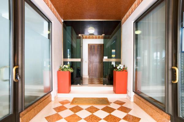 A la foto es mostra l'objecte Holiday Treviso Suite Venezia situat a la ciutat de Treviso.