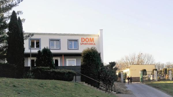 Auf dem Foto ist das Objekt Dom Sportowca in der Stadt Szonowice zu sehen.