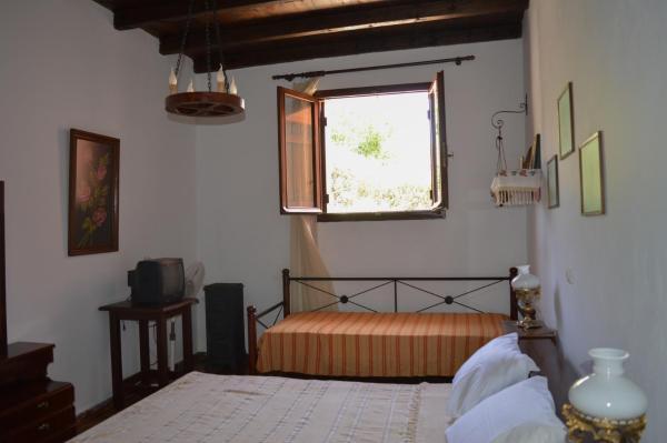 Na zdjęciu widoczny jest obiekt Epavlis Iosif położony w mieście Karés.