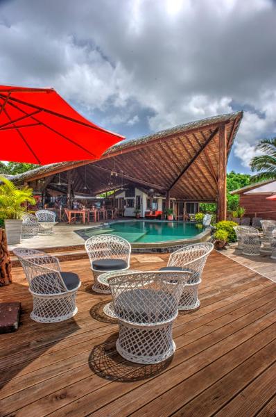 The photo shows the Deco Stop Lodge located in the city of Aore Island.