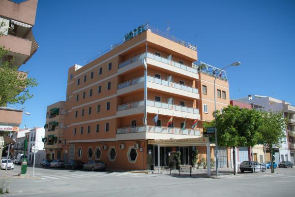На фото показан объект Hotel Torrezaf, расположенный в городе Торредонхимено.