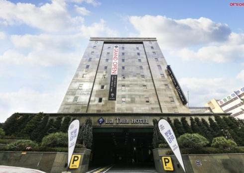 Na zdjęciu widoczny jest obiekt Uijeongbu Latree Hotel położony w mieście Uijeongbu.