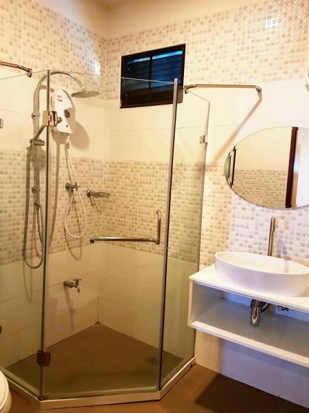 На фото показан объект Must Come Boutique Hotel, расположенный в городе Ban Sop Sai.