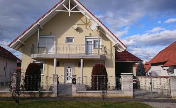 A la foto es mostra l'objecte Natalie Appartment situat a la ciutat de Bük.